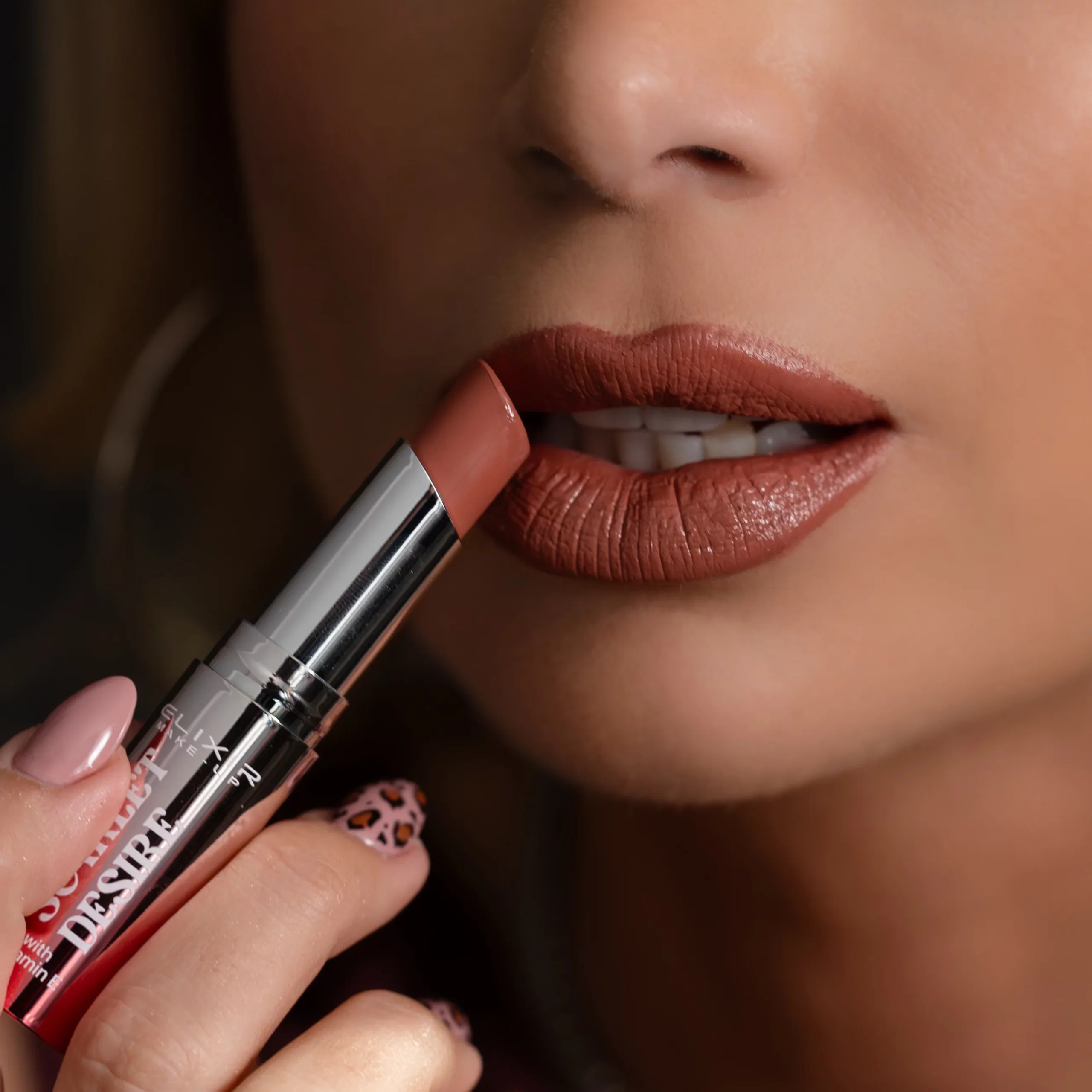 Elixir Scarlet Desire Satin Κραγιόν #104 3gr LIMITED EDITION! - Κραγιόν Με Σατινέ Υφή - Image 2